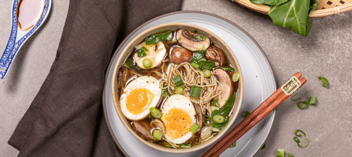 Nudelsuppe mit Champignons und Pak Choi