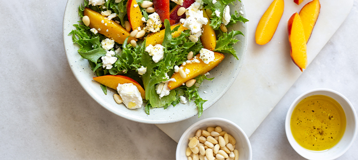 Salat mit Ziegenkäse, Pfirsich und Honig-Senf-Dressing