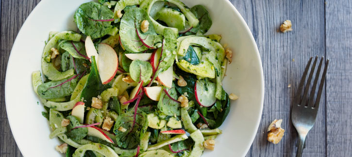 Fenchelsalat mit geräuchertem Hähnchenfilet, Radieschen und Apfel