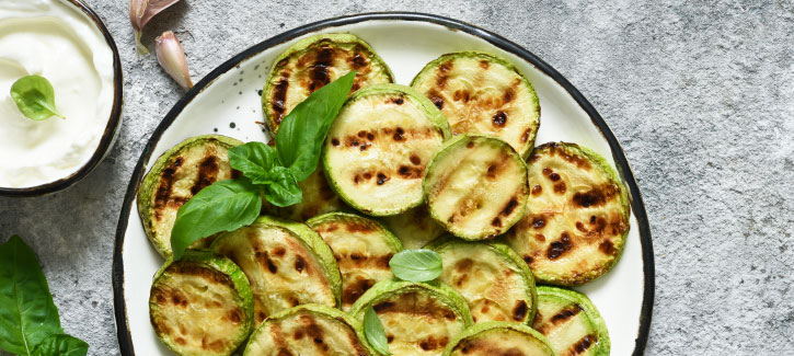 Gegrillte Zucchini in Knoblauch-Kräuteröl