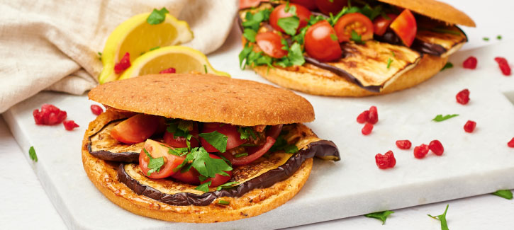 Mediterranes Broetchen mit Geroesteter Aubergine, Low Carb Rezept
