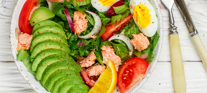 Endiviensalat mit Lachs, Tomate und Senfdressing