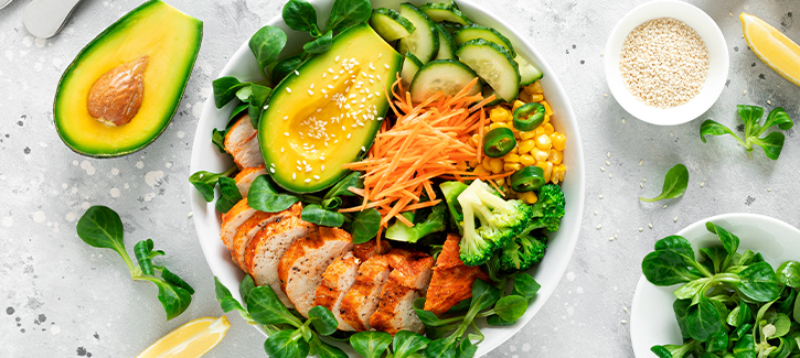 Buddha Bowl mit Hähnchen, Mais und Avocado