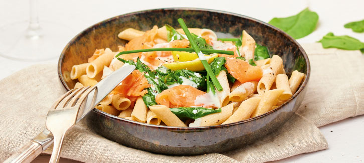 Cremige Penne mit Spinat und geräuchertem Lachs