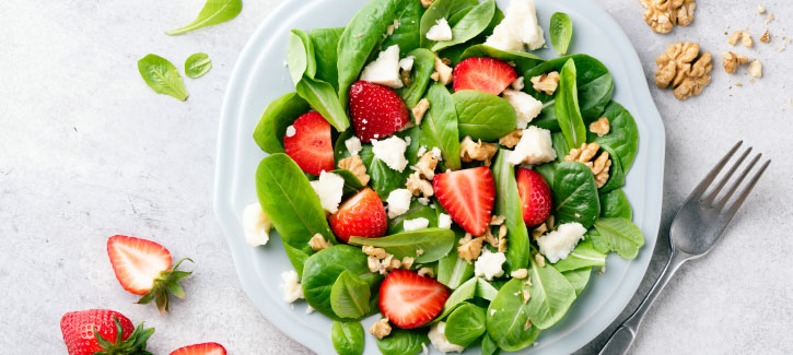 Erdbeersalat mit Ziegenkaese und Walnuessen, Low Carb Rezept