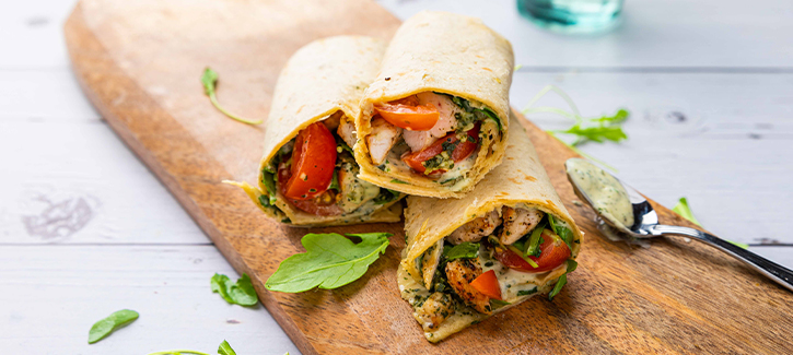 Wrap mit Hähnchenfilet, Tomate und Pesto-Mayonnaise