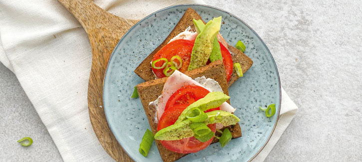 Geröstetes Brot mit Hähnchenfilet, Avocado und Tomate