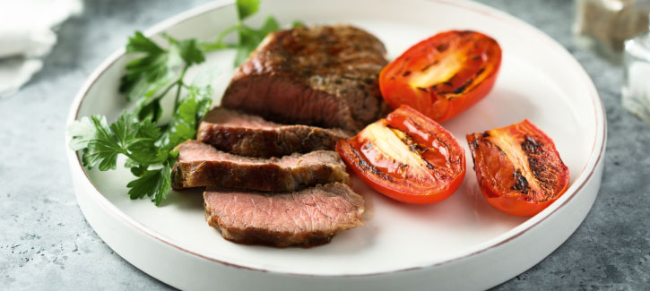 Steak mit gegrillten Tomaten und Salat