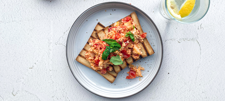 Geröstetes Brot mit Rührei und Tomate