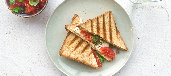 Caprese Toast mit Tomatensalat, Low Carb Rezept
