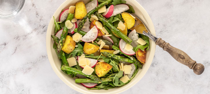 Frischer Salat mit neuen Kartoffeln, Spargel und Radieschen