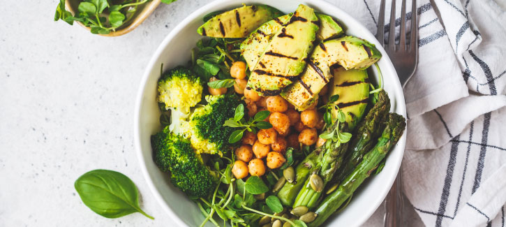 Bowl mit gegrillter Avocado, Spargel und Kichererbsen