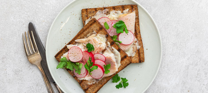 Toast mit geräucherter Forelle und Radieschen