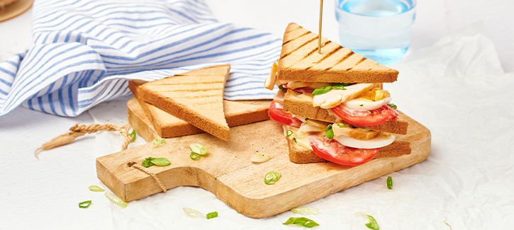 Club-Sandwich mit Hähnchenfilet, Ei und Cocktailsoße