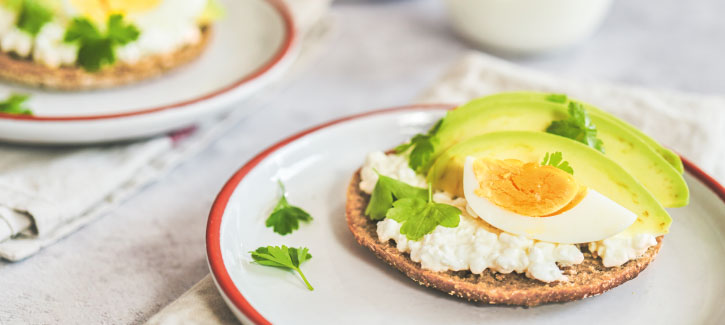 Mediterranes Frühstück mit Ei und Avocado