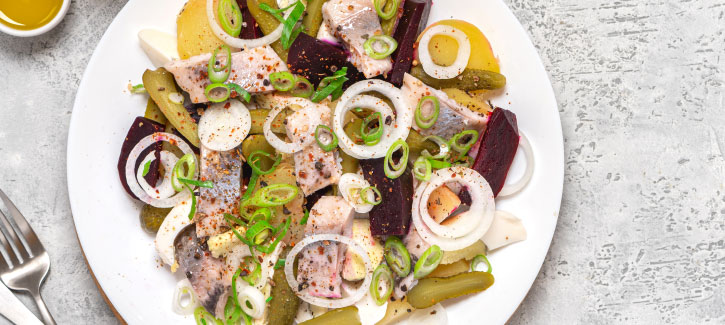 Heringsalat mit Rote Bete, Gurke und Kartoffel
