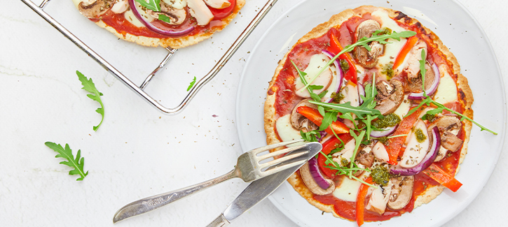 Pizza-Wrap mit geräuchertem Hähnchenfilet und Gemüse