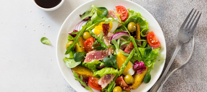 Salade Niçoise mit frischem Thunfisch und Spargel
