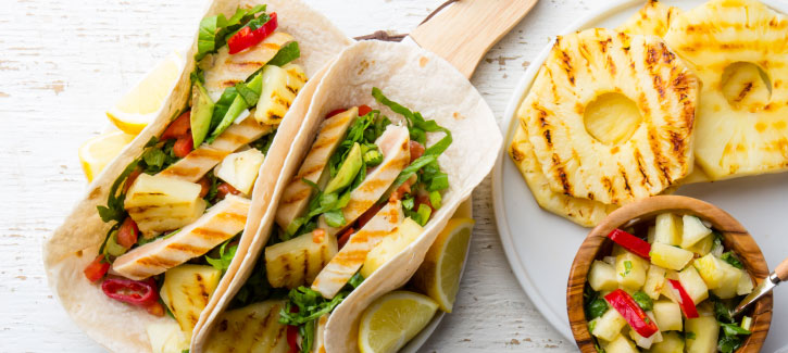 Mexikanische Wraps mit Hähnchen und Ananas