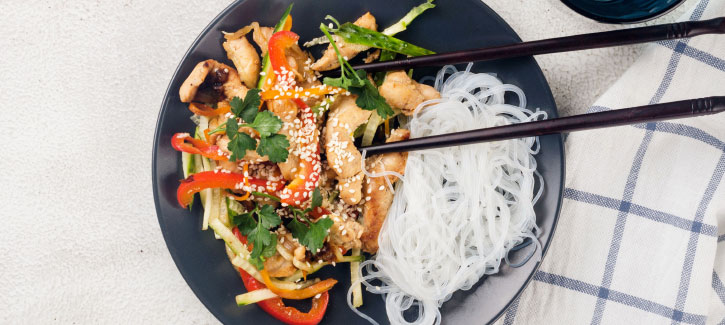 Nudeln mit Hähnchen und Wokgemüse