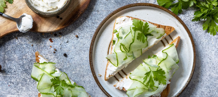 Toast mit Frischkäse, Gurke und frischer Petersilie
