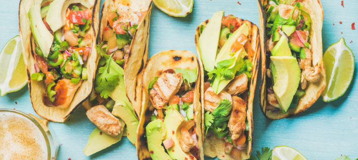 Sommer-Taco mit Hähnchenfilet und Avocado