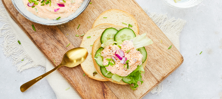Toast mit geräuchertem Lachssalat und Gurke