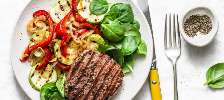 Steak mit gegrilltem Gemüse und frischem Spinat
