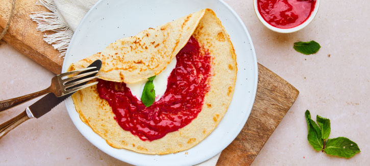 Pfannkuchen mit frischer Himbeersoße