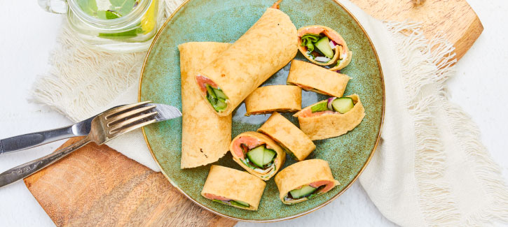 Wraps mit geräuchertem Lachs und Milchaufstrich