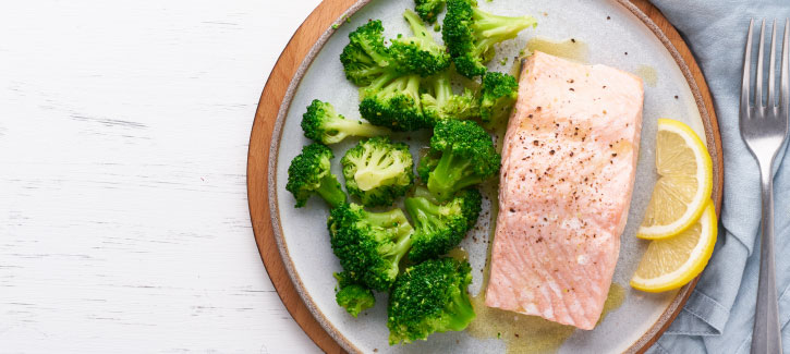 Gedämpfter Lachs mit Brokkoli und gebratenem Knoblauch