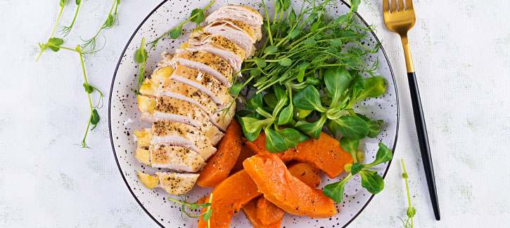 Hähnchenfilet mit Kürbis und grünem Salat