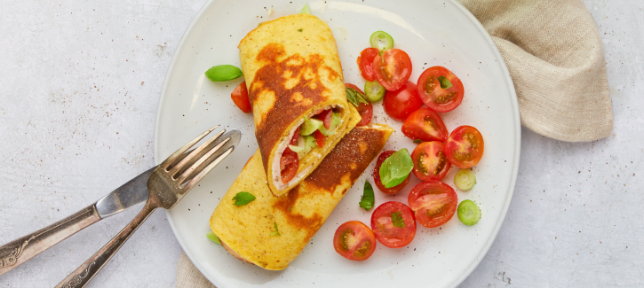 Omelettenwrap mit Hähnchenfilet und Tomaten