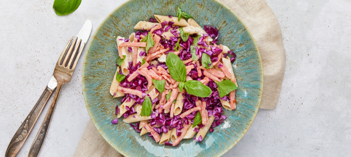 Penne mit Rotkohl, Trüffelöl und gebratenem Schinken