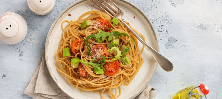 Spaghetti mit Avocadopesto und Tomaten
