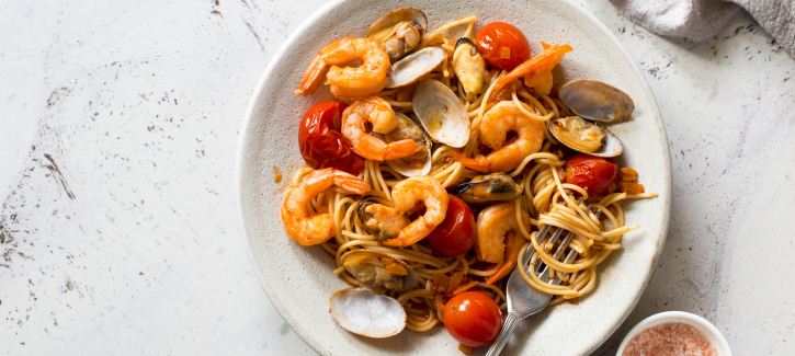 Spaghetti mit Meeresfrüchten und Tomaten