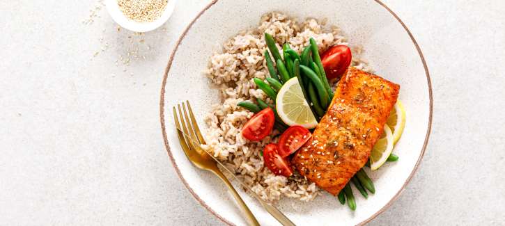 Reis mit Lachs und grünen Bohnen