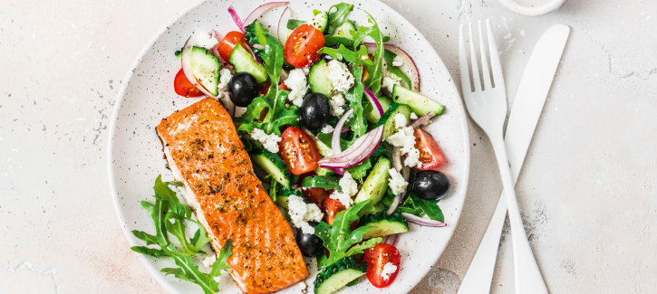 Lachs mit griechischem Salat