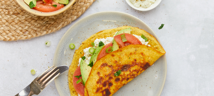 Omelett mit Avocado, Tomate und Hüttenkäse