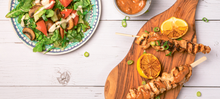 Hähnchenspiesse mit Champignon-Tomaten-Salat