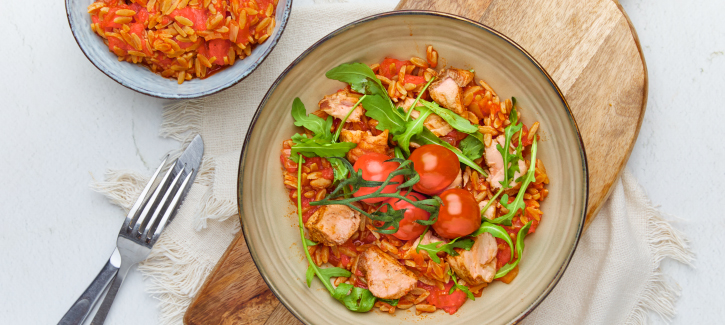Sojareis mit Lachs und Tomaten