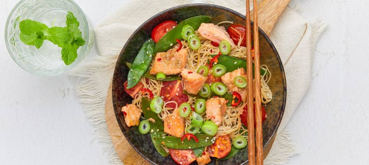 Nudeln mit Teriyaki-Lachs