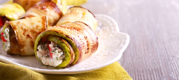 Zucchini-Röllchen mit Hüttenkäse, Dill und Tomate