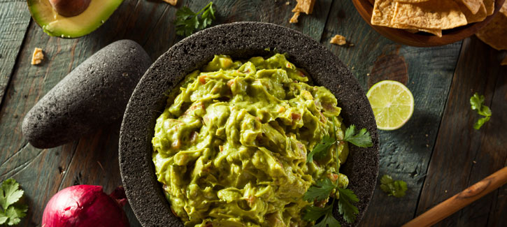 Tortilla-Chips mit Avocado-Salsa