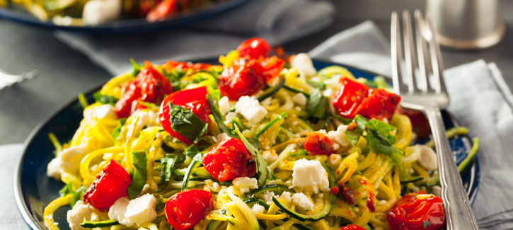 Zucchini-Nudeln mit gerösteten Tomaten und Ziegenkäse