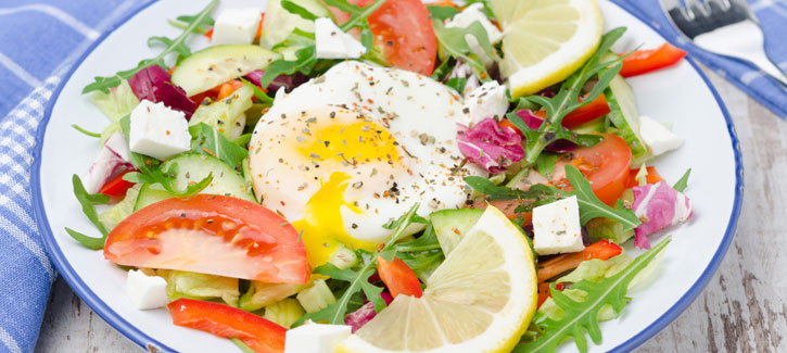 Salat mit Feta und pochiertem Ei