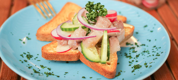 Hering auf Toast mit Radieschen und Gurke