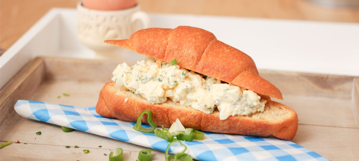 Croissant mit frischem Eiersalat