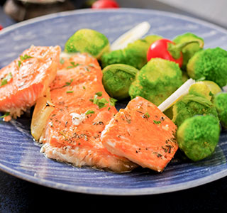 Gebratener Lachs mit gedämpftem Gemüse