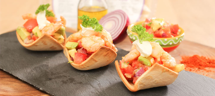 Wrap-Schiffchen mit Salsa und gebratenen Garnelen